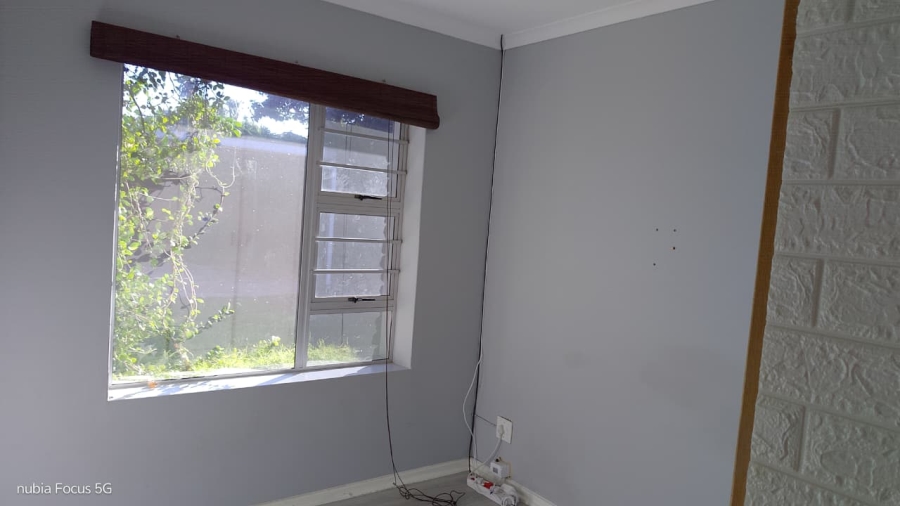 To Let 4 Bedroom Property for Rent in Wavecrest Eastern Cape